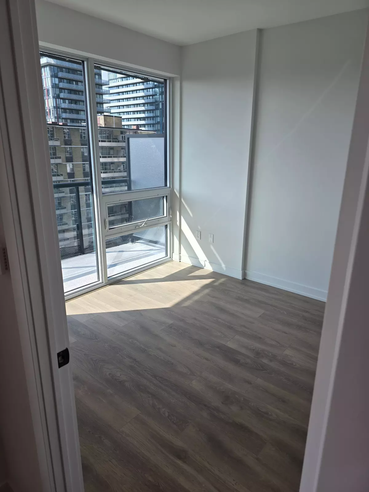 Toronto C10, ON M4P 1V5,127 Broadway AVE #1101