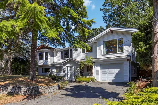 1748 Llandaff Pl, Saanich, BC V8N 4V1