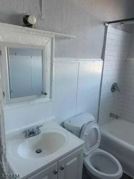 Passaic City, NJ 07055,298 Montgomery St