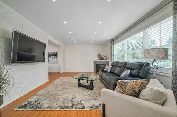 Calgary, AB T2E 8Y6,668 Merrill DR NE