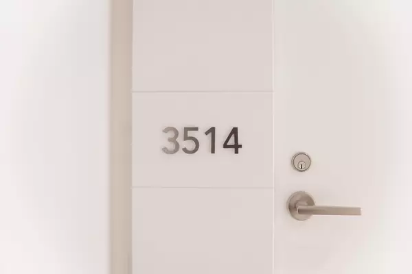 Toronto C01, ON M5T 0E2,230 Simcoe ST #3514