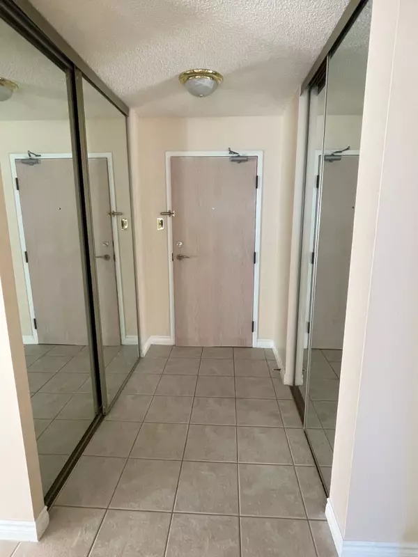 Mississauga, ON L5B 3Y1,330 RATHBURN RD W #408