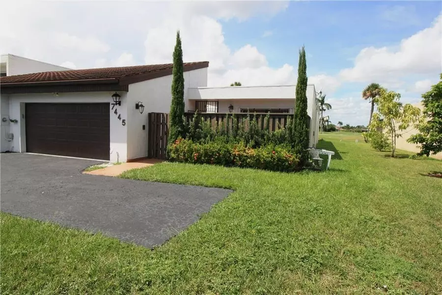 7445 Bay Hill Dr #7445, Hialeah, FL 33015