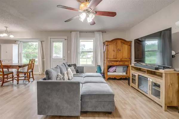423 Parkview Drive, Burleson, TX 76028