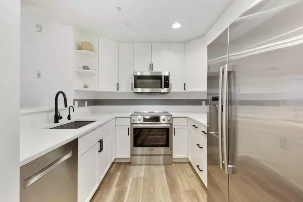 Calgary, AB T2N4Y7,1718 14 AVE NW #708