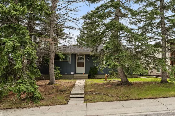 1023 Hunterston PL NW, Calgary, AB T2K 4N5