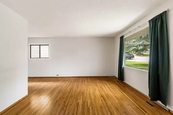 Calgary, AB T2K 4N5,1023 Hunterston PL NW