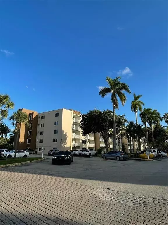 Miami, FL 33015,6930 MIAMI GARDENS DR #1-304