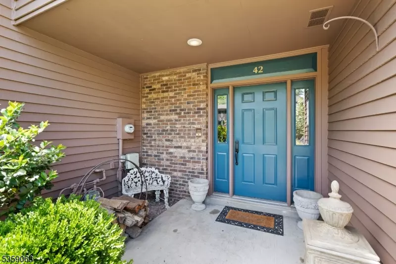 42 Lexington Ct, Washington Twp., NJ 07676