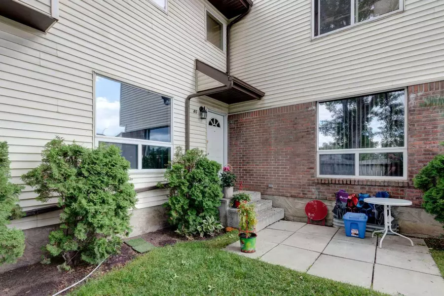 32 Whitnel CT Northeast #40, Calgary, AB T1Y 5E3