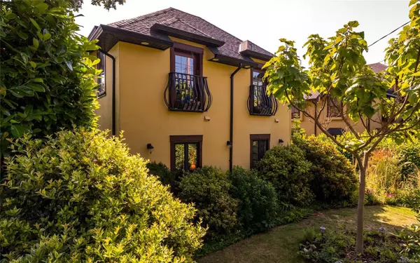 1597 Hampshire Rd, Oak Bay, BC V8R 5T4