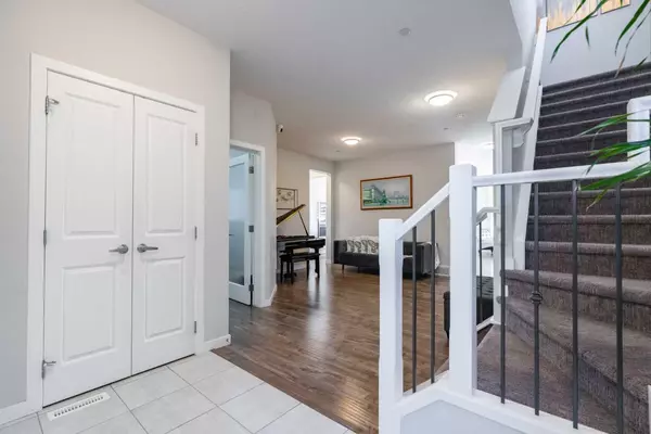 Calgary, AB T3P 1M8,240 Lucas CRES NW