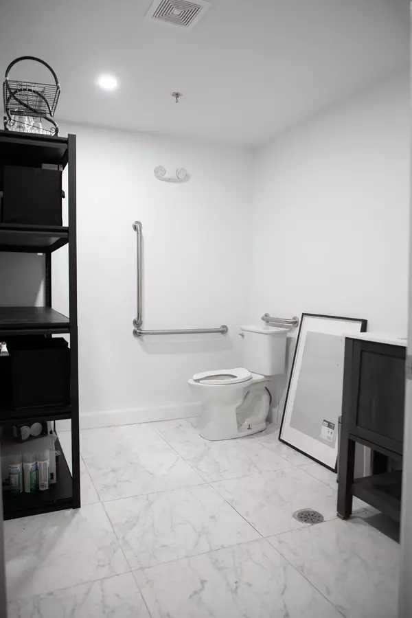 Mississauga, ON L4W 5E1,5260 Solar DR N #9
