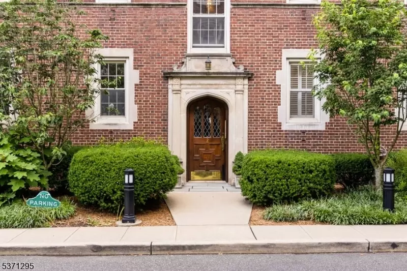 133 Summit Avenue Unit 10 #10, Summit City, NJ 07901