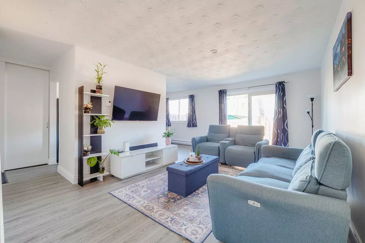 Kitchener, ON N2C 2J1,320 Traynor AVE #5