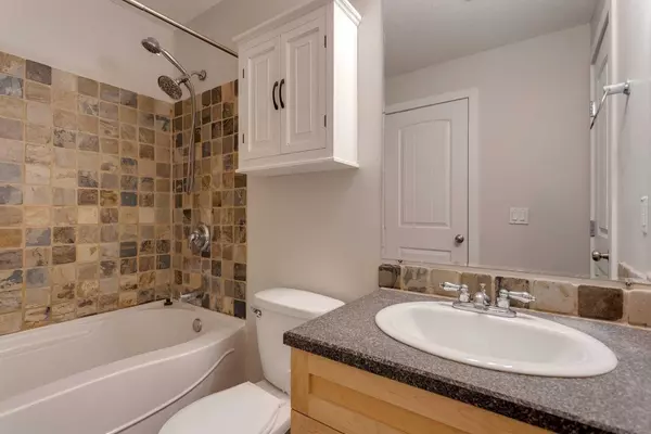 Calgary, AB T2H 0H1,930 18 AVE SW #310