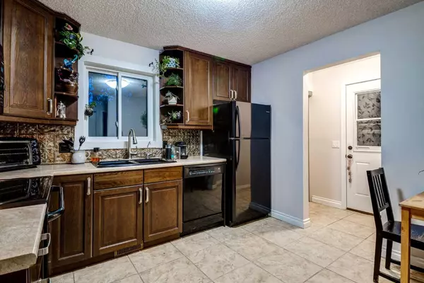 Calgary, AB T3K 3L3,27 BEDFIELD Close Northeast