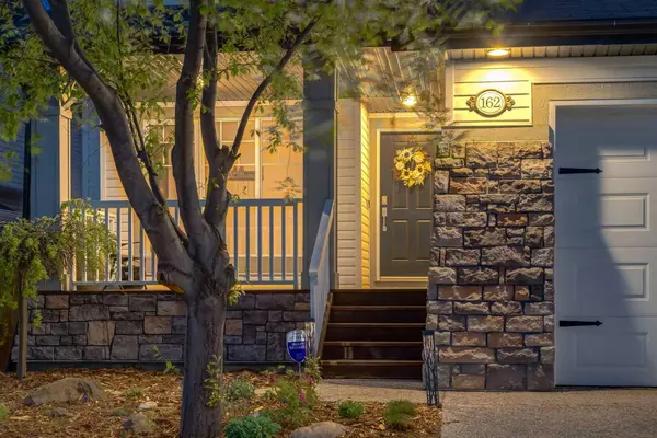 Calgary, AB T3B 5Z4,162 CRESTRIDGE WAY Southwest