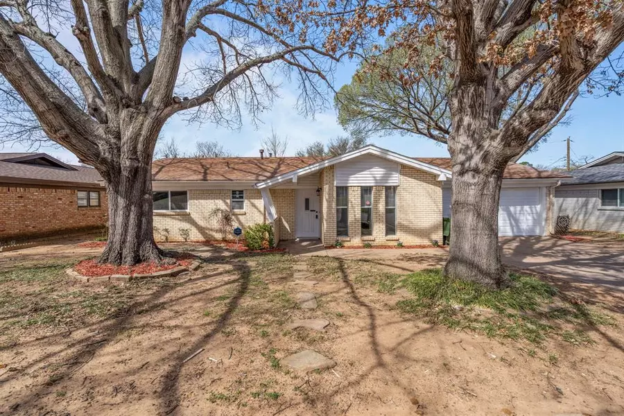 1129 Irwin Drive, Hurst, TX 76053