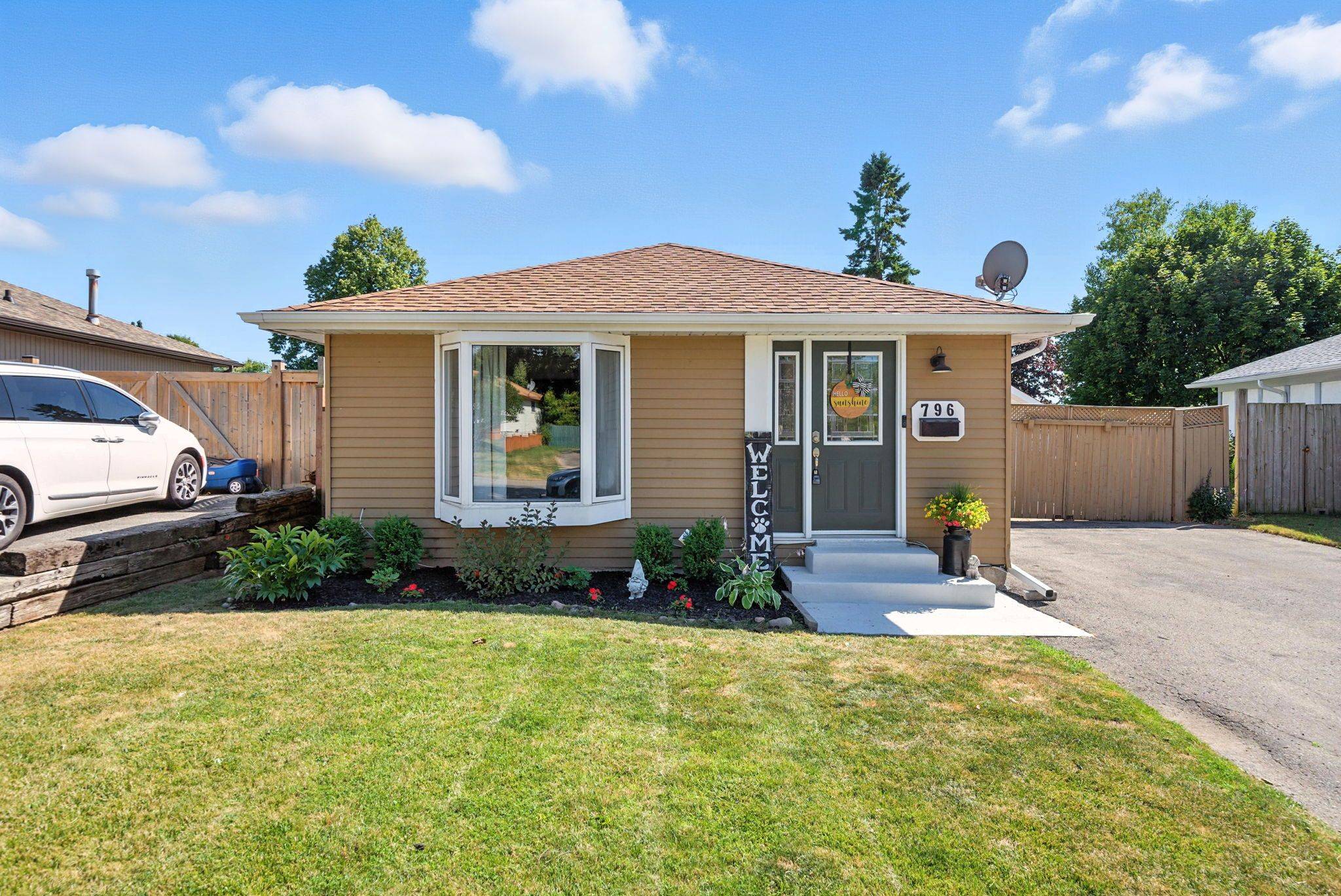796 Grandview DR, Oshawa, ON L1H 7W7