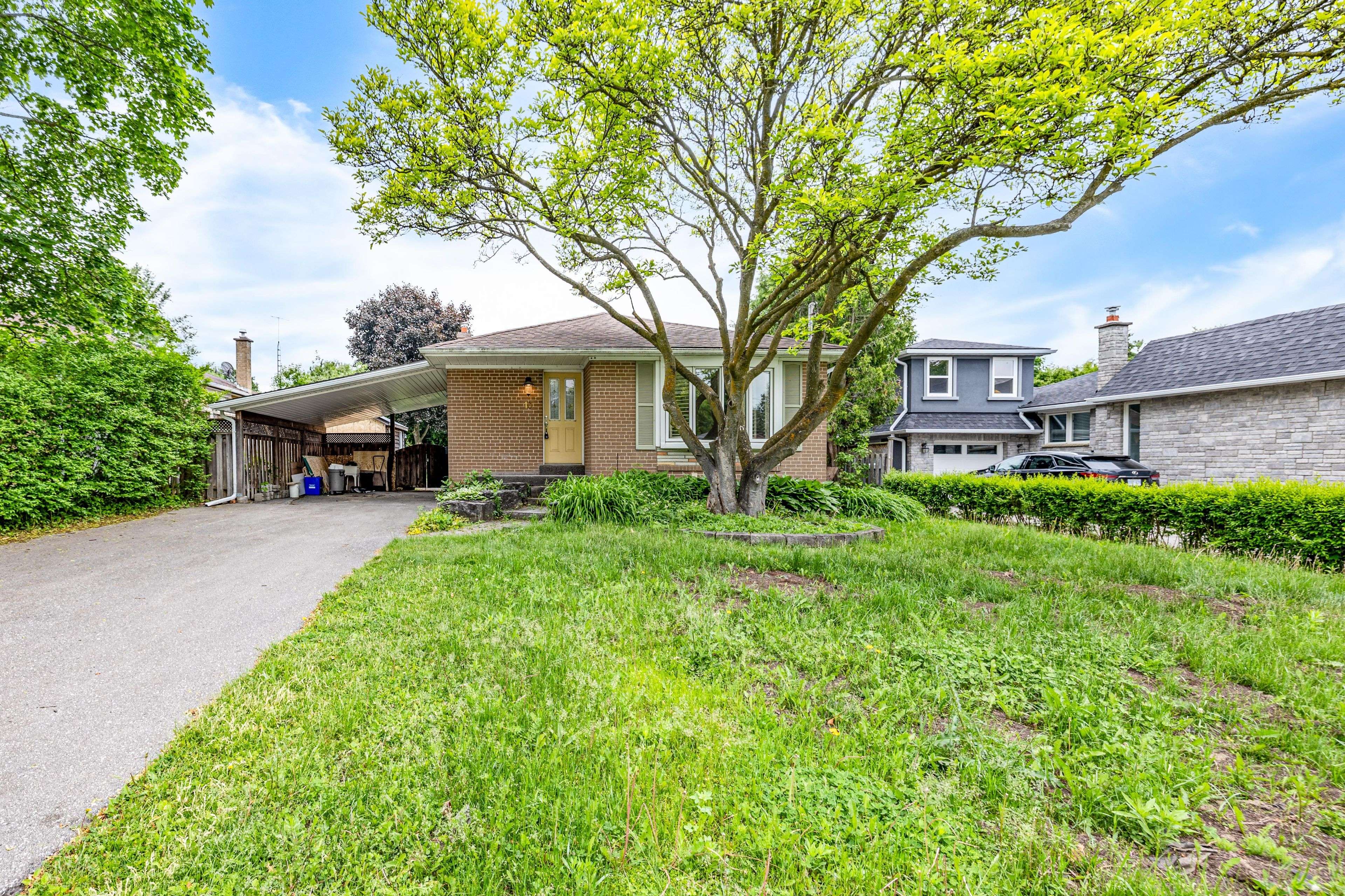 10 Holman CRES #Main Floor, Aurora, ON L4G 1Z9