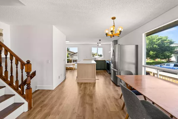 Calgary, AB T3K 2B3,3 Bernard CT Northwest