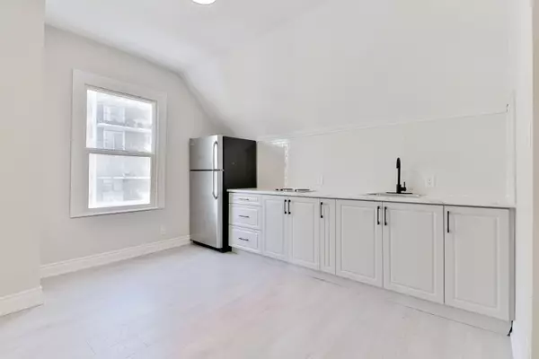 Oshawa, ON L1G 3Z7,93 Mcmillan DR #Unit 3