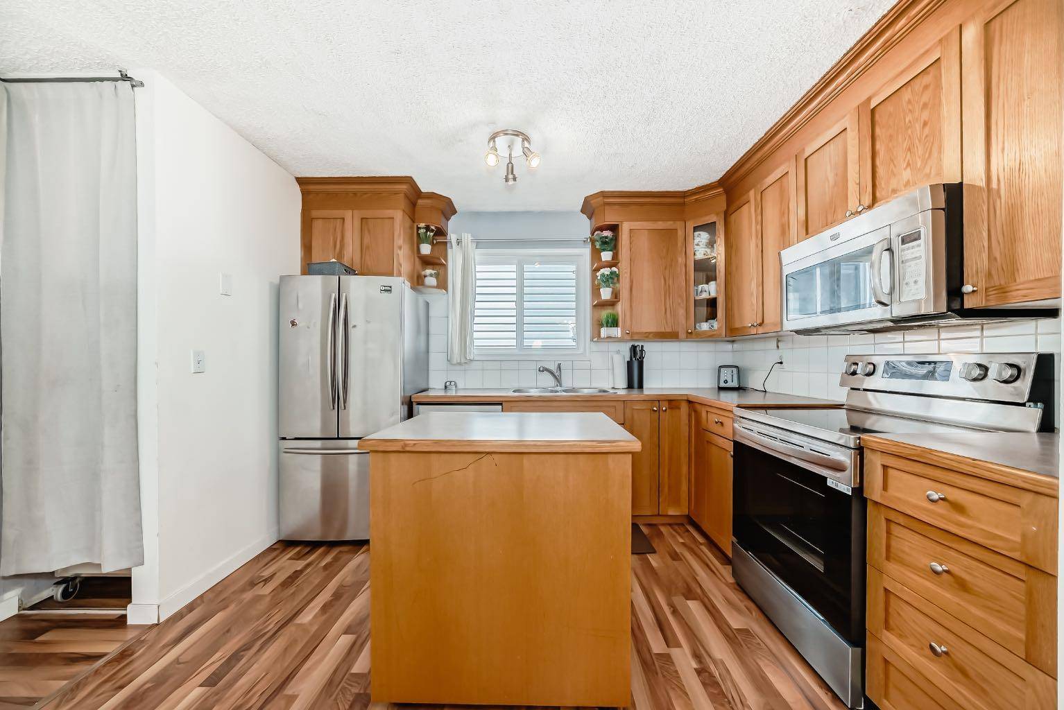 Calgary, AB T2A 6M1,6907 4 AVE Northeast