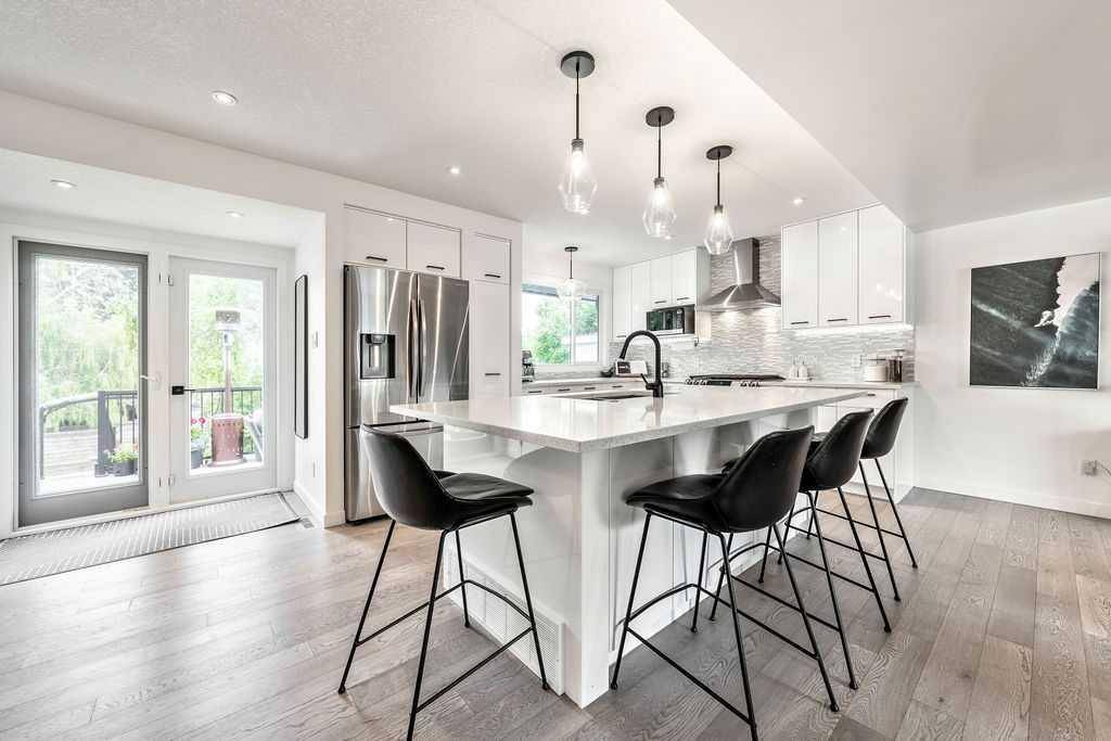 976 Canaveral CRES SW, Calgary, AB T2W 1N5
