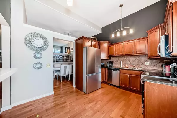438 Brae Glen CRES Southwest, Calgary, AB T2W1B6