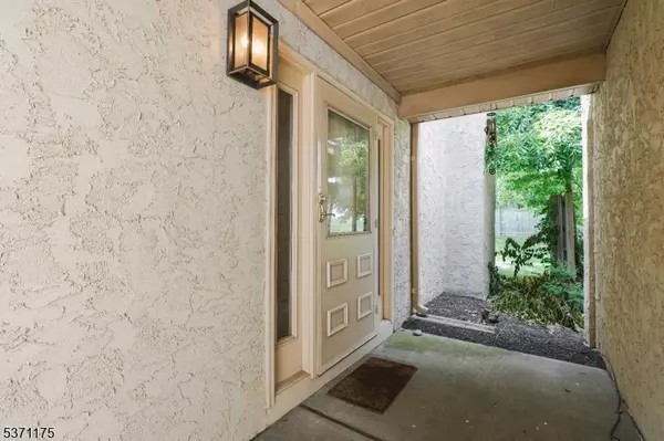 Edison Twp., NJ 08820,14 Carriage Pl