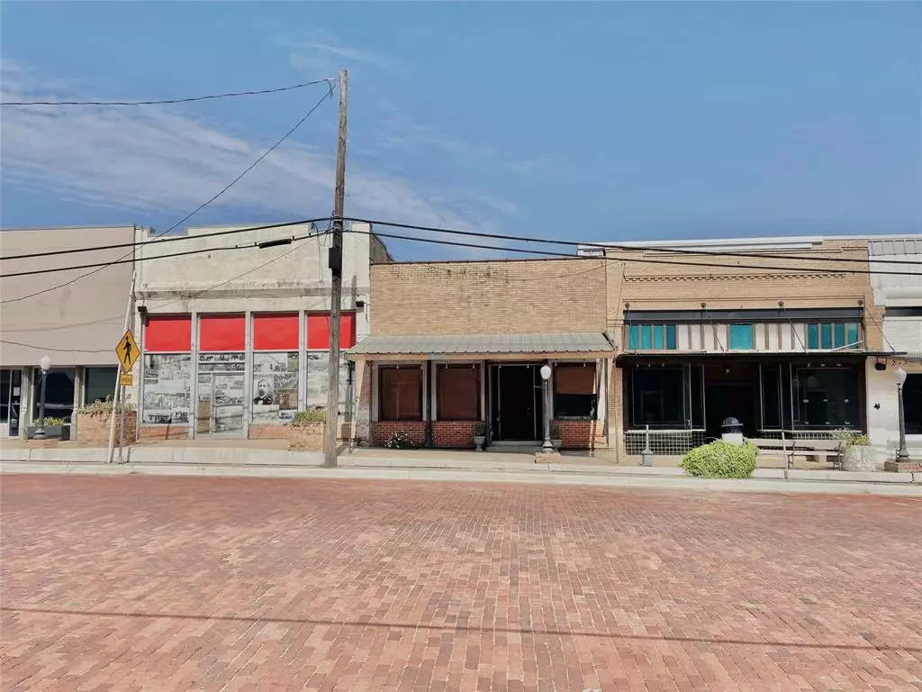 Wolfe City, TX 75496,126 E E Main Street