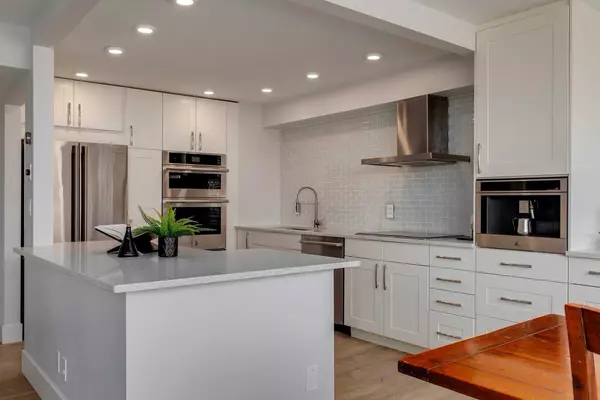 Calgary, AB T2S 2T3,330 26 AVE SW #1105