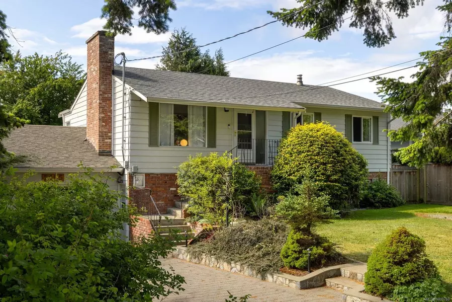 2495 Beaufort Rd, Sidney, BC V8L 2K1