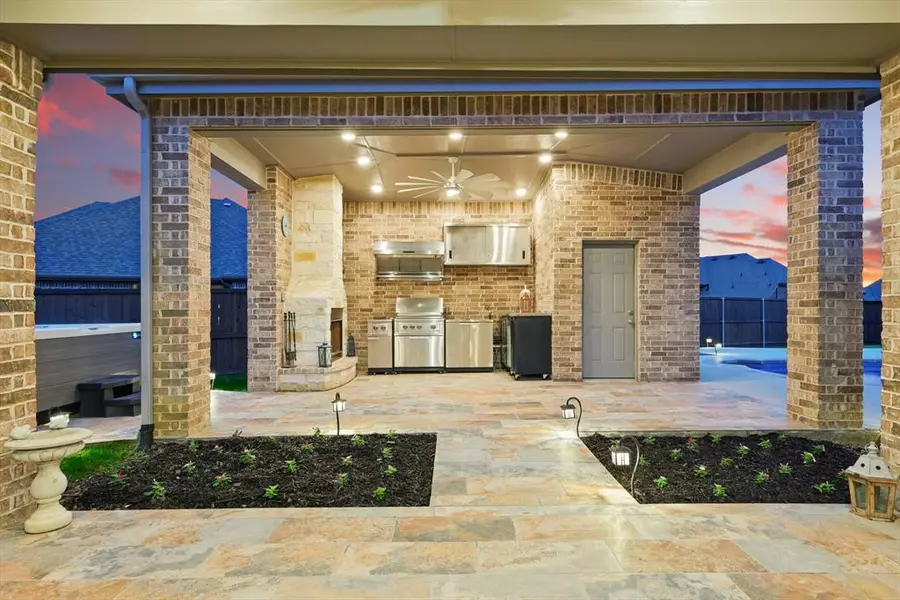9800 Pikes Peak Place, Oak Point, TX 75068