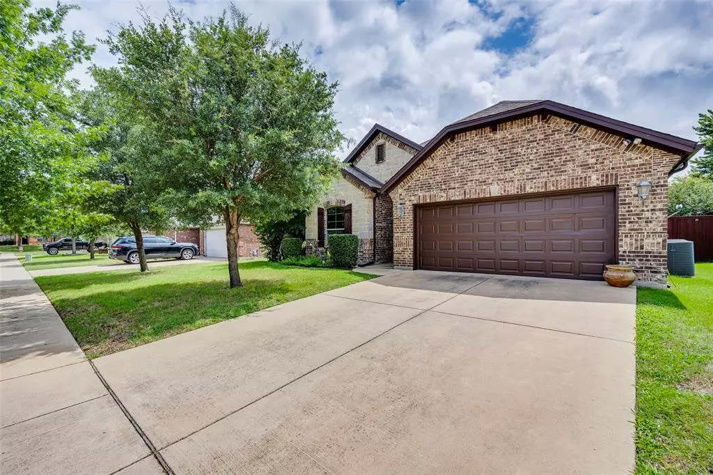 Saginaw, TX 76179,944 Virginia Lane