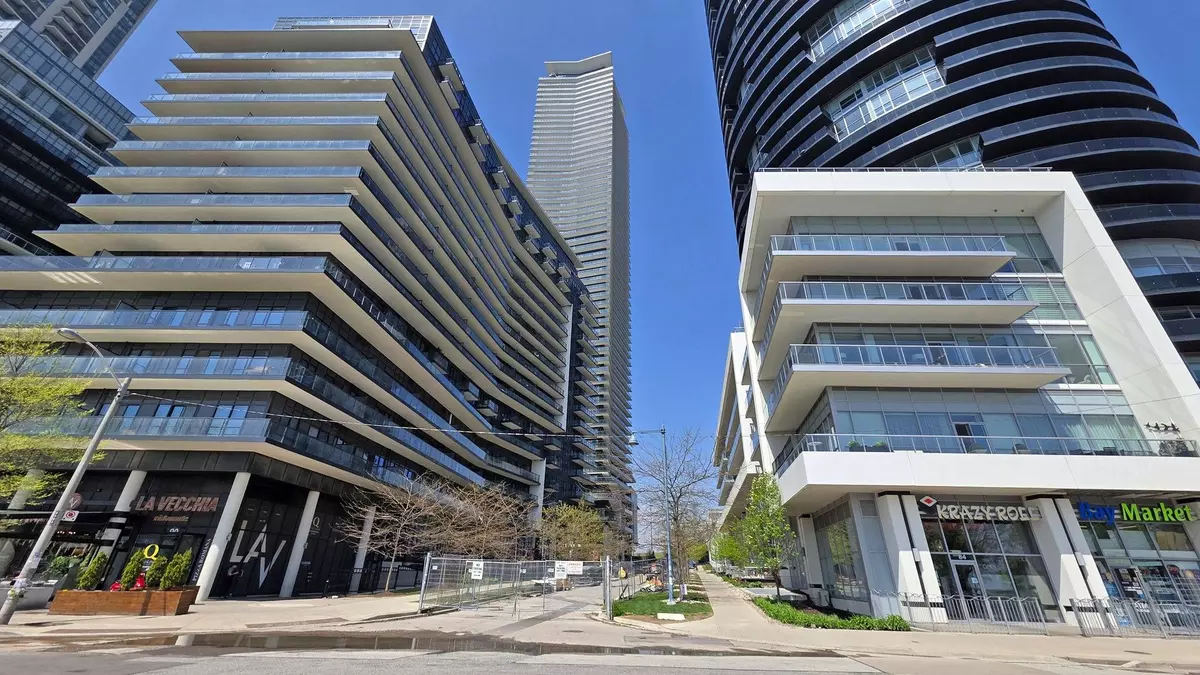 Toronto W06, ON M8V 0A8,38 Annie Craig DR #806