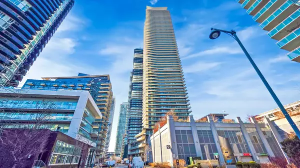Toronto W06, ON M8V 0A8,38 Annie Craig DR #806