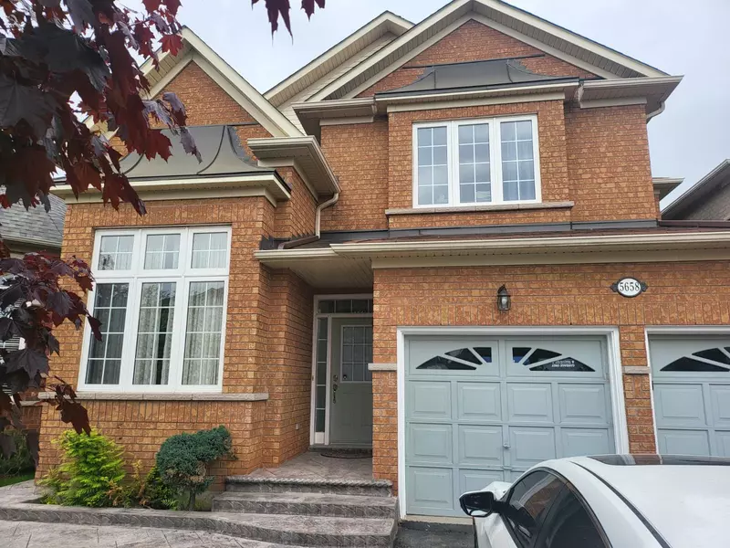 5658 Freshwater DR #Main/Upper Level, Mississauga, ON L5M 7G1