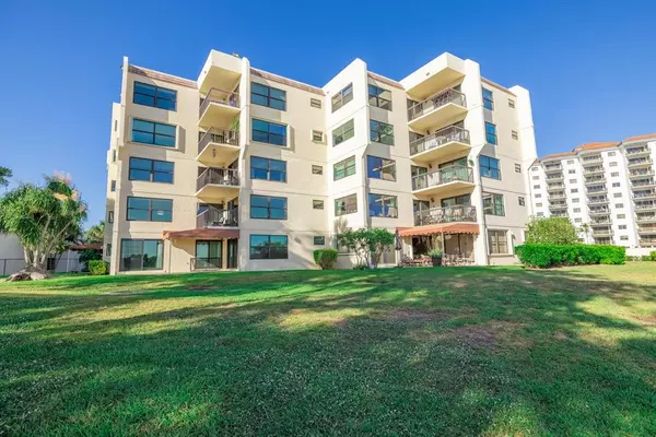 374 Golfview Rd #106, North Palm Beach, FL 33408