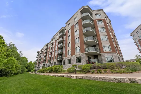 Aurora, ON L4G 1X4,420 William Graham DR #221