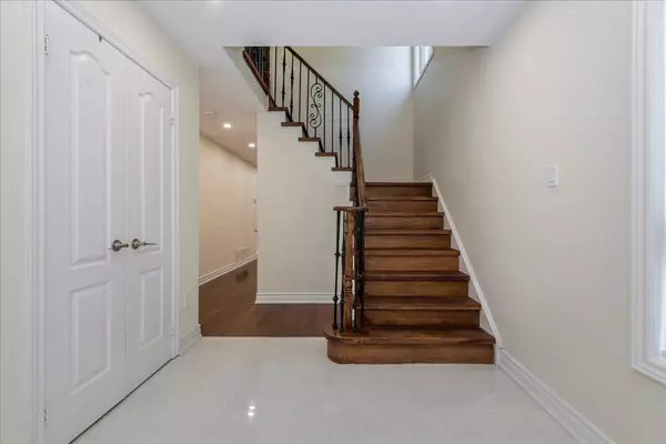 Barrie, ON L4N 5R5,9 McKenzie CRES