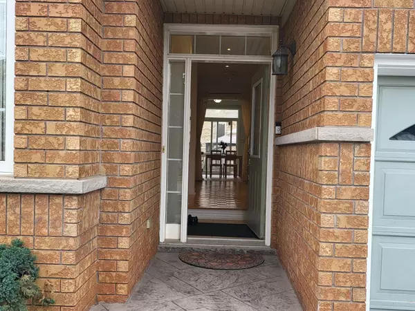 Mississauga, ON L5M 7G1,5658 Freshwater DR #Main/Upper Level