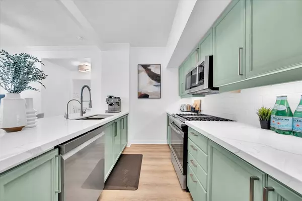 Toronto W06, ON M8V 4B8,2067 Lake Shore BLVD W #202
