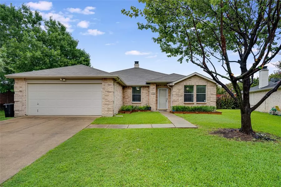 208 Blazing Star Trail, Burleson, TX 76028