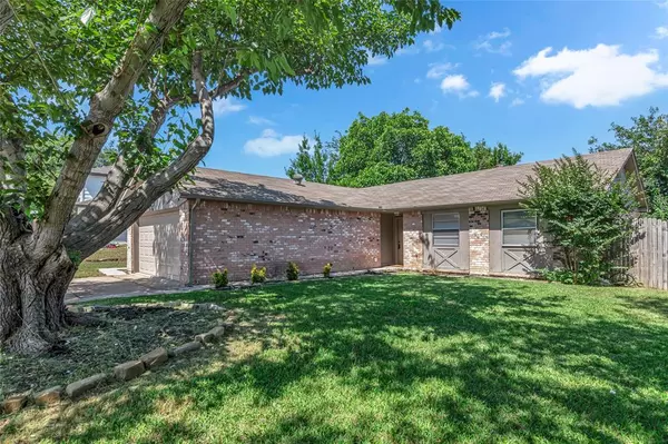 7616 Clover Lane, Watauga, TX 76148