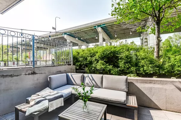 Toronto C01, ON M5V 4A1,209 Fort York BLVD #164
