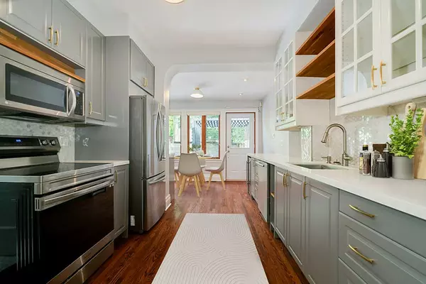 Toronto E02, ON M4L 1P3,6 Columbine AVE