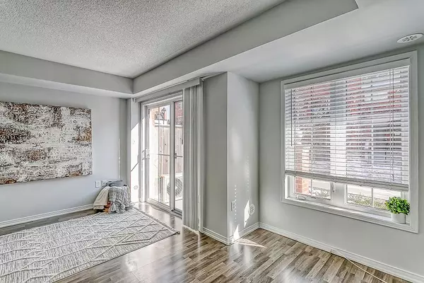 Oakville, ON L6H 0J1,47 HAYS BLVD #23
