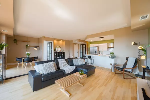 Ottawa Centre, ON K2P 2P4,374 Cooper ST #603